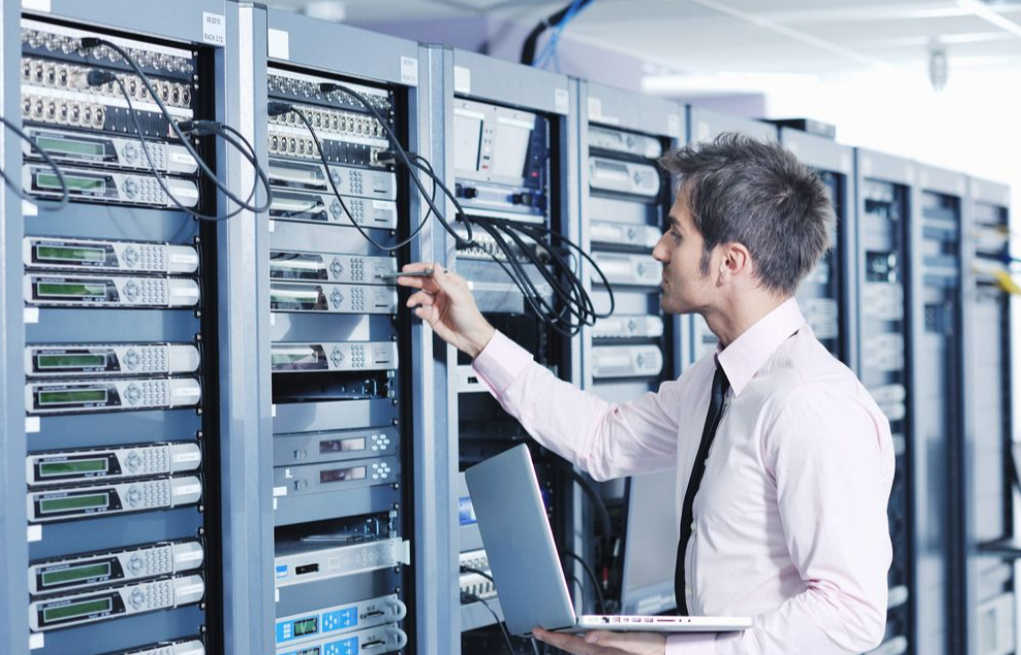 通訊行業(yè)中工控機(jī)應(yīng)用非常廣泛，通過工控機(jī)可以快速地配置基站和采集數(shù)據(jù)，進(jìn)行對(duì)通信網(wǎng)絡(luò)的合理監(jiān)控和管理。